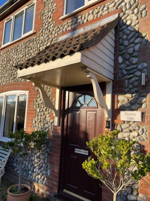 Charming North Norfolk Flint Holiday home Baconsthorpe